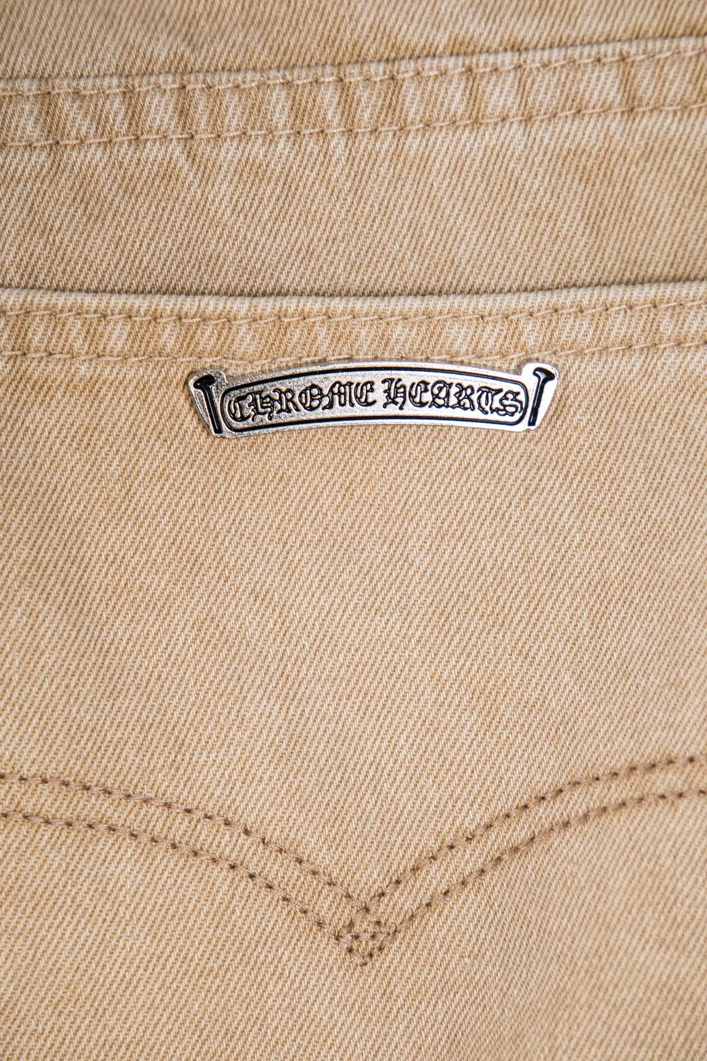 P260 top version CH Chromehearts Miami-limited fluorescent blue cross patch khaki jeans, counter price 34W level, patch cross pattern embellishment, washed jeans! ! An absolutely high-end luxury product, a 1.9W-level god-level single product, a super popular product, made by top heavy industry, a magic weapon that cannot be missed! [About Zangyin] This is an extremely luxurious fashion brand that can also be called the aristocracy of the high street. It has always been an exclusive brand for some hipsters or rich second generations. Compared with ordinary high streets, it is more luxurious and noble. Compared with luxury brands, it is more fashionable and individual. It has always been a brand that I have a special liking for. [Top heavy industry fashion design] Consistently high-street luxury style. Speaking of this style, the Zangyin family and GU family are definitely the leading representative brands. Especially the Zangyin family has really achieved a state-of-the-art effect in creating high-street style. The unique washed material is used to create this style. The color system is already quite eye-catching. After it is decorated with patchwork cross flowers, it cleverly highlights the charm of the brand. Secondly, this style uses classic The high-waist cutting design highlights the long legs and fashionable temperament of the upper body. The brand is highly recognizable and the slim fit configuration is more suitable for daily wear. It is a product that interprets personality, fashion, and specifications at a glance. This single product is enough to make any fan excited. It can be a white T-shirt for a youthful college style, or a tight suspender for a royal style. It has strong matching ability and can be easily controlled by men.  [Materials and craftsmanship] Needless to say, this point goes without saying. As an excellent craftsman brand, Zangyin’s requirements for details and craftsmanship are really perfect. The washed color of this model has gone through so many processes, not to mention the embellishment of denim appliques. It is also purely hand-made and sewn. Just like what they believe in, only hand-made things have soul and have the meaning of wear. A top-notch heavy-duty fashionable denim item, I look forward to your perfect interpretation! !  Color: Khaki Size: 28-34